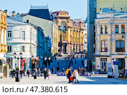 Улица Кузнецкий Мост в весенний солнечный день. Москва. Редакционное фото, фотограф E. O. / Фотобанк Лори