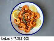Shrimp. Seafood. Gourmet king prawn in the bowl. A bowl of fresh shrimp served with lemon wedges and parsley garnish. Prawns. Jumbo Shrimp Scampi Sauteed in Butter and Olive Oil. Preparation process. Стоковое AI-изображение, AI-художник Марина Демидюк / Фотобанк Лори