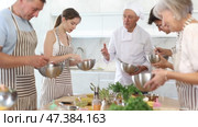 Male chef assisting a cooking class and explaining some tips and tricks. Стоковое видео, видеограф Яков Филимонов / Фотобанк Лори