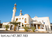 Sharm El Sheikh, Egypt, March 12, 2025: Beautiful Rahman Mosque in Hadaba area of Sharm El Sheikh in Egypt. Стоковое фото, фотограф Екатерина Золина / Фотобанк Лори
