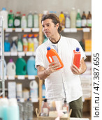 Adult man choosing unclogging gel in store. Стоковое фото, фотограф Яков Филимонов / Фотобанк Лори
