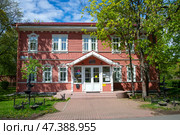 Детская музыкальная школа в старом деревянном доме. Сестрорецк (Санкт-Петербург) (2022 год). Редакционное фото, фотограф Анна Карасева / Фотобанк Лори