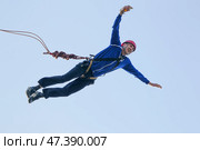Belarus, Gomel, May 06 2017.Jumping with a rope.Flight down on the rope.Engage in ropejumping.Dangerous hobbies. Редакционное фото, фотограф Лазаренко Светлана / Фотобанк Лори