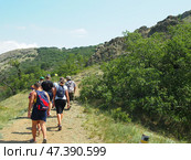 Туристы на экологической тропе в Карадагском заповеднике в Крыму (2013 год). Редакционное фото, фотограф Николай Рыбин / Фотобанк Лори