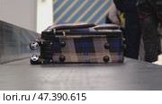 The suitcase goes along the conveyor belt at the airport in the baggage receiving area, tourists take their suitcases. Стоковое видео, видеограф Ольга Симонова / Фотобанк Лори