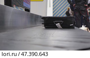 The suitcase goes along the conveyor belt at the airport in the baggage claim area, tourists take their suitcases. Стоковое видео, видеограф Ольга Симонова / Фотобанк Лори