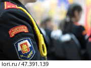 Шеврон с гербом ученика кадетского класса. Редакционное фото, фотограф Дмитрий Неумоин / Фотобанк Лори
