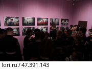 Кадетский класс в зале с фотографиями Павла Волкова на тему войны на Донбассе. Редакционное фото, фотограф Дмитрий Неумоин / Фотобанк Лори