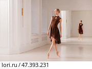 Graceful Ballet Dancer Performing Pirouette Pose. Стоковое фото, фотограф Мария Мороз / Фотобанк Лори