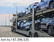 Car Transporter Transports Cars. Стоковое фото, фотограф Юрий Бизгаймер / Фотобанк Лори