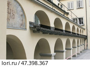 Constance. Germany.Ehemalige Jesuitenkirche St. Konrad und Jesuitenkolleg in Konstanz  Аркадная галерея бывшего иезуитского колледжа в Констанце. Фасад исторического здания с арками и фрагментами фресок. Бывший иезуитский колледж и церковь Святого Конрада в Констанце, Германия. Стоковое фото, фотограф Анна Чижова / Фотобанк Лори