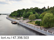Вид на парк и собор святых Петра и Павла с моста через реку Сож. Гомель. Беларусь (2023 год). Стоковое фото, фотограф Дмитрий Сакретарев / Фотобанк Лори