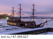Древний фрегат  зимним вечером  стоит у причала вмерзший в лед. Стоковое фото, фотограф Pukhov K / Фотобанк Лори