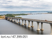 Алексеевский мост через реку Кама, Куйбышевское водохранилище, Татарстан. Общая протяженность мостового перехода составляет 13 967 метров. Стоковое фото, фотограф Pukhov K / Фотобанк Лори