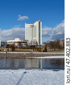 MINSK, BELARUS, FEBRUARY 20, 2025 The embankment of the Svislach River in the Nemiga area in winter. Редакционное фото, фотограф Vadzim Yakubovich / Фотобанк Лори
