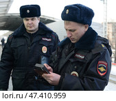 Полицейские проверяют документы у гражданина по переносному компьютеру. Москва (2017 год). Редакционное фото, фотограф Free Wind / Фотобанк Лори