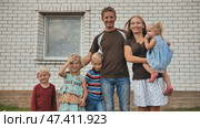 A large family with four children in front of their own home. Стоковое фото, фотограф Mikhail Davidovich / Фотобанк Лори