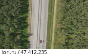 Aerial top view on country road in forest. Стоковое видео, видеограф Михаил Коханчиков / Фотобанк Лори