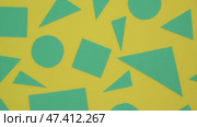 Green geometric shapes rotating on a yellow background. square, circle, triangle, rectangle. geometry lessons, math education for preschoolers. concept back to school. close-up. top view. Стоковое видео, видеограф ЛУНИНА ВЕРОНИКА / Фотобанк Лори