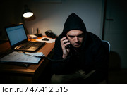 "Ночной хакер за работой" "Таинственный звонок в темноте" "Киберпреступник на связи" "Работа в тени: ночной звонок" Телефонное мошенничество. Обман по телефону. Стоковое AI-изображение, AI-художник Сергей Расторгуев / Фотобанк Лори