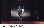 Pouring water into a glass goblet and dissolving an effervescent tablet with a spoon, capturing a refreshing drink preparation. Стоковое видео, видеограф Татьяна Степанищева / Фотобанк Лори