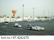 Technical transport at Qatar Doha Airport. Buses for passengers, loading machines for luggage. Boarding ramps (2009 год). Редакционное фото, фотограф Ирина Мойсеева / Фотобанк Лори