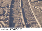След снегохода в снегу / track of snowmobile in snow. Стоковое фото, фотограф Александр Паньков / Фотобанк Лори