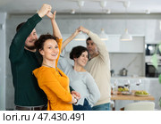 Men and women dancing during house party. Стоковое фото, фотограф Яков Филимонов / Фотобанк Лори