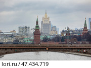Россия. Москва. Вид на Большой Москворецкий мост и Кремль. Russia. Moscow. View of the Bolshoy Moskvoretsky Bridge and the Kremlin. Стоковое фото, фотограф Алексей Смышляев / Фотобанк Лори