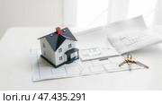 Покупка жилья. Макет дома на столе, чертеж и ключи. Buying a home. The layout of the house on the table, the blueprint and the keys. Стоковое AI-изображение, AI-художник Смирнова Светлана / Фотобанк Лори