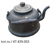 Старый закопчённый чайник на белом фоне. An old smoky teapot on a white background. Стоковое фото, фотограф Татьяна Д / Фотобанк Лори