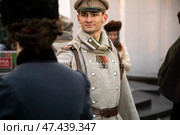 Люди в костюмах 19-го века танцуют танцы во время фестиваля "Усадьбы Москвы" в парке Останкино в атмосфере предновогодней Москвы XIX века, Россия. Редакционное фото, фотограф Николай Винокуров / Фотобанк Лори