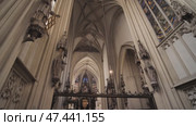Interior of Maria am Gestade or Church of Our Lady of the Riverbank with Christmas decoration. One of the oldest viennese churches of gothic architecture. Стоковое видео, видеограф Mikhail Davidovich / Фотобанк Лори