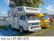 Автодом Karmann на базе Фольксваген Транспортер на фестивале ретротранспорта "Фортуна-2019". Кронштадт. Редакционное фото, фотограф Виктор Карасев / Фотобанк Лори