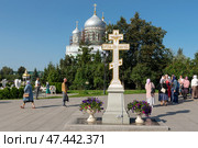 Паломники и туристы прогуливаются и молятся в Свято-Троицком Серафимо-Дивеевском монастыре в Дивеево (2024 год). Редакционное фото, фотограф Pukhov K / Фотобанк Лори