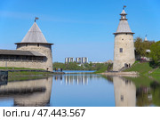 Плоская и Высокая (Воскресенская) башни кремля, вид с реки Пскова. Псков (2023 год). Редакционное фото, фотограф Анна Карасева / Фотобанк Лори