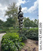 Abstract sculpture on the campus of the Weizmann Institute of Science in Rehovot. Редакционное фото, фотограф Irina Opachevsky / Фотобанк Лори