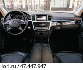 Novosibirsk, Russia -  March  23, 2024: Mercedes-Benz GL-class, close-up of the dashboard, player, steering wheel, accelerator handle, buttons, seats. modern car interior: parts, buttons, knobs. Стоковое фото, фотограф Виталий Сова / Фотобанк Лори