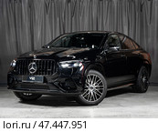 Novosibirsk, Russia -  april    03, 2025:  silver Mercedes-Benz GLE  350,   luxury SUV, front  view. New expensive  modern  crossover  on a parking  in autosalon. Стоковое фото, фотограф Виталий Сова / Фотобанк Лори