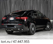 Novosibirsk, Russia -  april    03, 2025:  silver Mercedes-Benz GLE  350,   luxury SUV, back view. New expensive  modern  crossover  on a parking  in autosalon. Стоковое фото, фотограф Виталий Сова / Фотобанк Лори