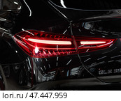 Novosibirsk, Russia -  april    03, 2025:  silver Mercedes-Benz GLE  350, view of modern   car xenon lamp taillight, bumper, rear trunk lid. Exterior of a modern car. Стоковое фото, фотограф Виталий Сова / Фотобанк Лори
