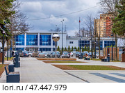 Городской пейзаж во Фрязино на аллее героев труда   со спорткомплексом на заднем плане. Редакционное фото, фотограф Владимир Шипикин / Фотобанк Лори