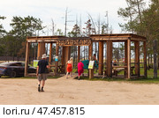 BAIKAL LAKE, OLKHON ISLAND, KHUZHIR VILLAGE, IRKUTSK REGION, RUSSIA - August 03, 2024:  People enter ecological trail Sarayskoye Koltso and go to relax on sandy beach of Sarayskiy Bay. Редакционное фото, фотограф Виктория Катьянова / Фотобанк Лори