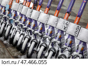 Электросамокаты стоят на уличной точке сервиса аренды самокатов на Тверской улице в центре города Москвы, Россия. Редакционное фото, фотограф Николай Винокуров / Фотобанк Лори