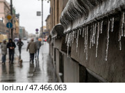 Крупным планом таяние сосулек на Тверской улице в центре города Москвы, Россия. Редакционное фото, фотограф Николай Винокуров / Фотобанк Лори