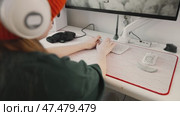 Well-organized gaming space with essential peripherals: gaming keypad, ergonomic mouse, and ultra-wide monitor. Gamer maintains productivity and comfort in a clean and efficient workspace. Стоковое видео, видеограф Енваев Андрей / Фотобанк Лори