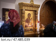 Икона Богородица в Троицком храме Реутова. Редакционное фото, фотограф Дмитрий Неумоин / Фотобанк Лори