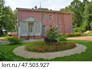 Muranovo village, Pushkino district, Moscow region, Russia, August 14, 2016: Memorial and art museum-reserve "Muranovo Estate" named after F. I. Tyutchev. Main manor house of 1841–1842, according to plans and drawings of poet E. A. Baratynsky. Редакционное фото, фотограф Алексей Антипов / Фотобанк Лори