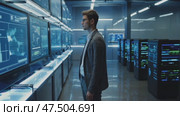 Man in server room studying digital infrastructure. Стоковое AI-видео, аниматор Владимир Федоров / Фотобанк Лори