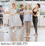 Ballet lesson for amateurs - choreographer teaches women of different ages different ballet steps in studio. Стоковое фото, фотограф Яков Филимонов / Фотобанк Лори